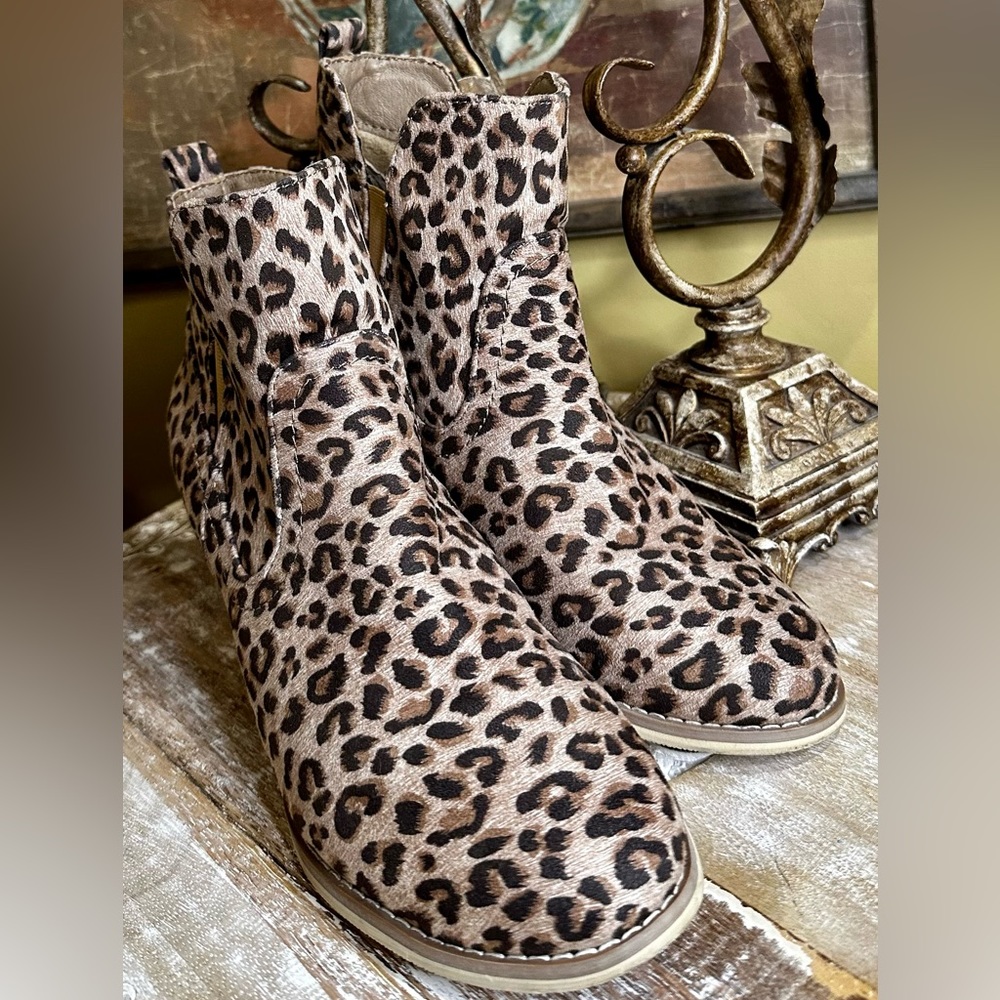 💠EUC Very G “Erin” Leopard Print Faux Suede Bootie *Flawless Uppers* Size 10